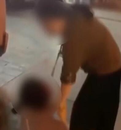 什么仇怨?女子街头下跪哭求欠债人还钱被拒绝 这到底是怎么一回事?