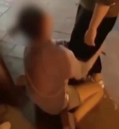 什么仇怨?女子街头下跪哭求欠债人还钱被拒绝 这到底是怎么一回事?