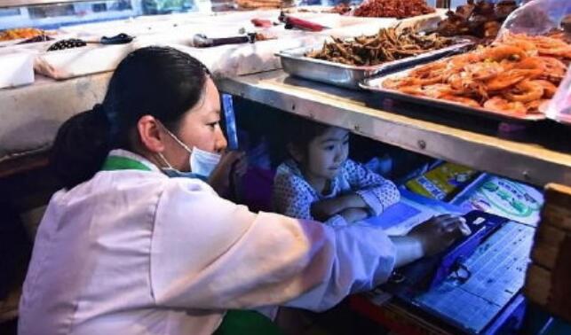 板上是生活板下是理想！妈妈回应女儿案板下学习1个月令人心酸