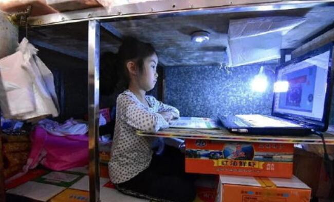 板上是生活板下是理想！妈妈回应女儿案板下学习1个月令人心酸