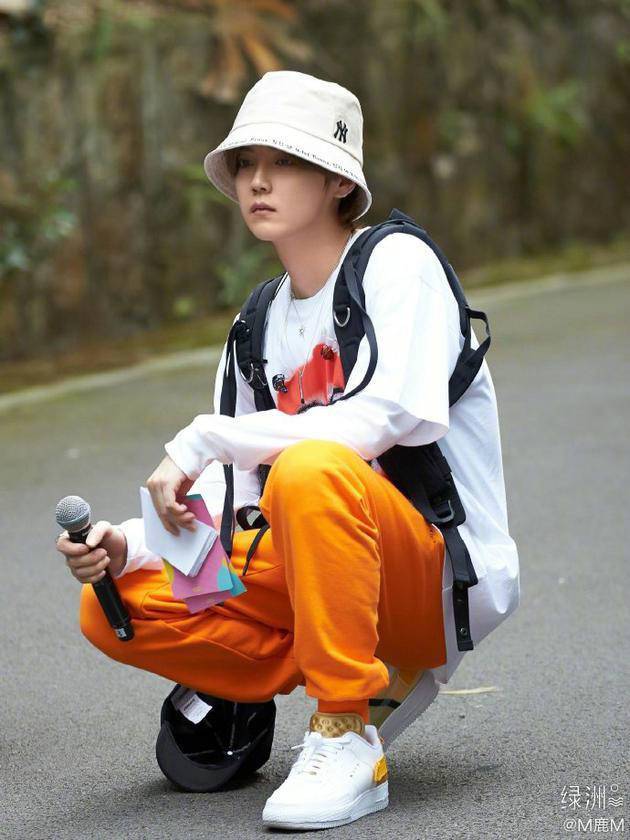 时尚时尚最时尚！鹿晗背了个假书包是什么梗？