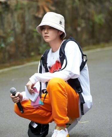 全民P图！鹿晗背了个假书包 网友脑洞大开场面搞笑