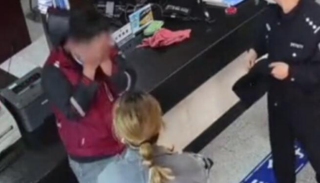 成人的世界没有容易二字！快递小哥被客户诬陷崩溃大哭