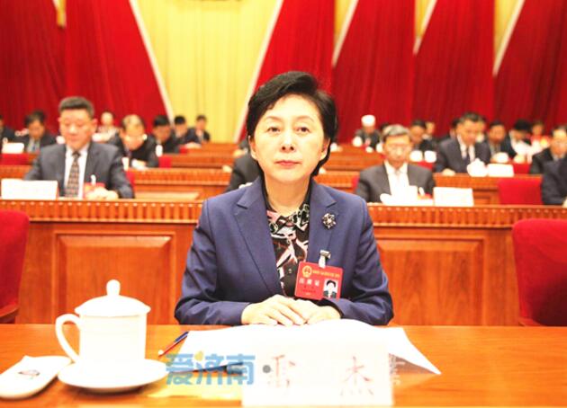 济南市十七届人大二次会议开幕 殷鲁谦主持开幕大会 孙述涛作政府工作报告 孙立成雷杰边祥慧在主席台就座