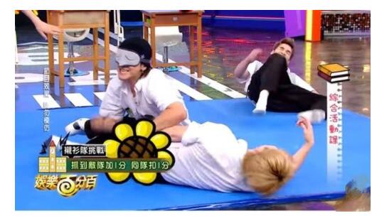 罗志祥综艺照常播出：用手一直猛戳男嘉宾的臀部，动作极其不雅