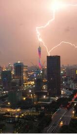 【最新】闪电击中广州塔震撼瞬间 手快网友拍下现场大片