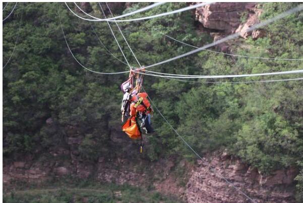 太可怕了!乘坐滑索出故障被困120米高空 18名消防救援人员紧急救援