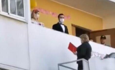 硬核!俄罗斯一对新人举行阳台婚礼是怎么回事?终于真相了,原来是这样!
