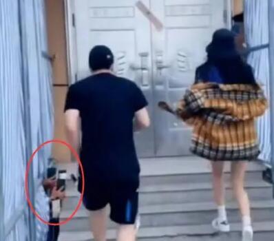 【李现喊话跟拍者 】李现怒斥跟拍者有病 对恶意拍摄说不