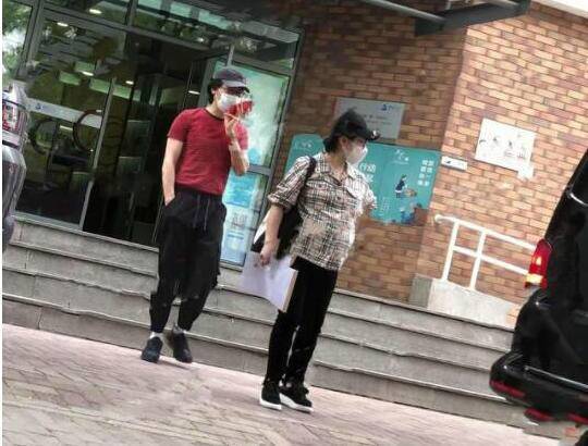 刘璇现身医院产检孕肚明显独自等车 富豪老公王弢远处玩手机