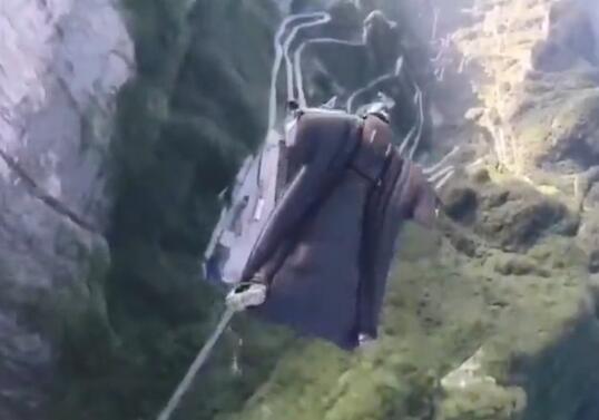 一定要平安！翼装飞行失联女生母亲抵张家界发声：女儿未带手机和定位设备