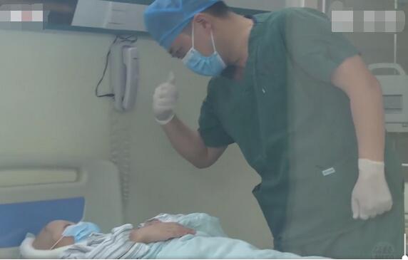 最小捐献者！8岁弟弟捐造血干细胞救姐姐 努力多吃饭长胖为跟姐姐玩