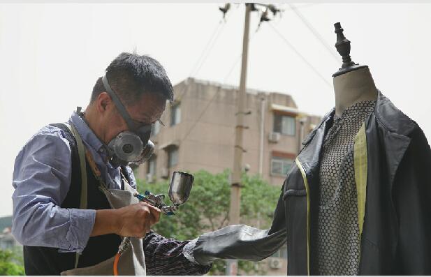 “夫妻档”皮具保养店里满是温情故事 修复的是旧皮具，找回的是顾客的记忆