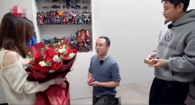 贾乃亮目睹别人求婚掩面而泣是怎么回事?哪个综艺节目能看到?