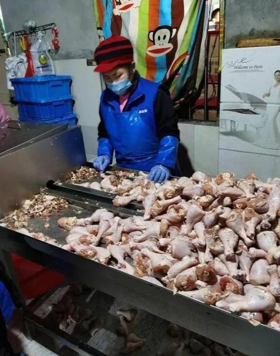 你还敢吃吗?变质鸡腿流向炸鸡连锁店 加工现场污水横流令人作呕