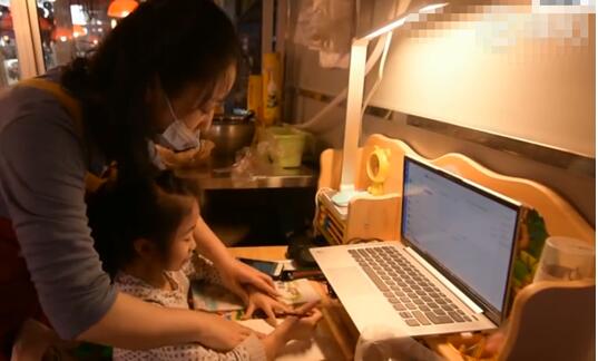 案板下上网课的小女孩走出案板 孩子不用在案板下上课了