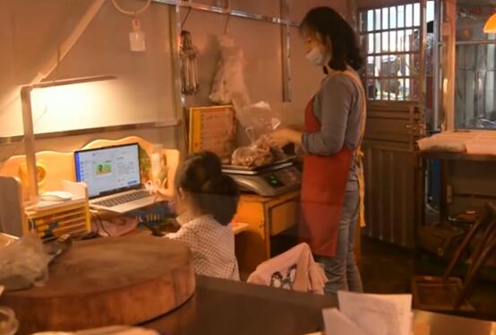 案板下上网课的小女孩走出案板 孩子不用在案板下上课了