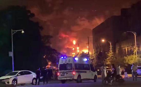 彭州一庫房火災火勢兇猛暫無人員傷亡 現場圖片曝光過火面積約700平方米
