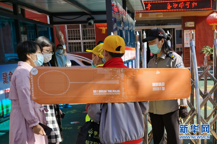 【围观】太原小学生戴一米长翅膀返校:因为爱你，离你一米