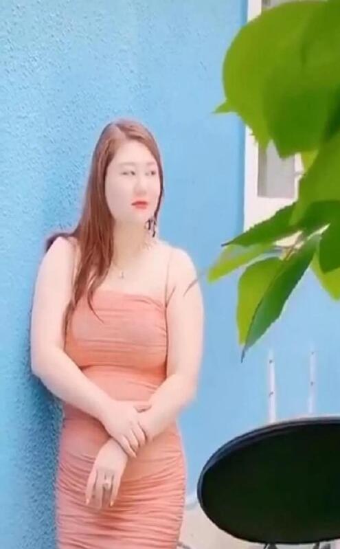 自信的女人最美丽！杨天真穿鱼尾裙拍大片 十分高调自信