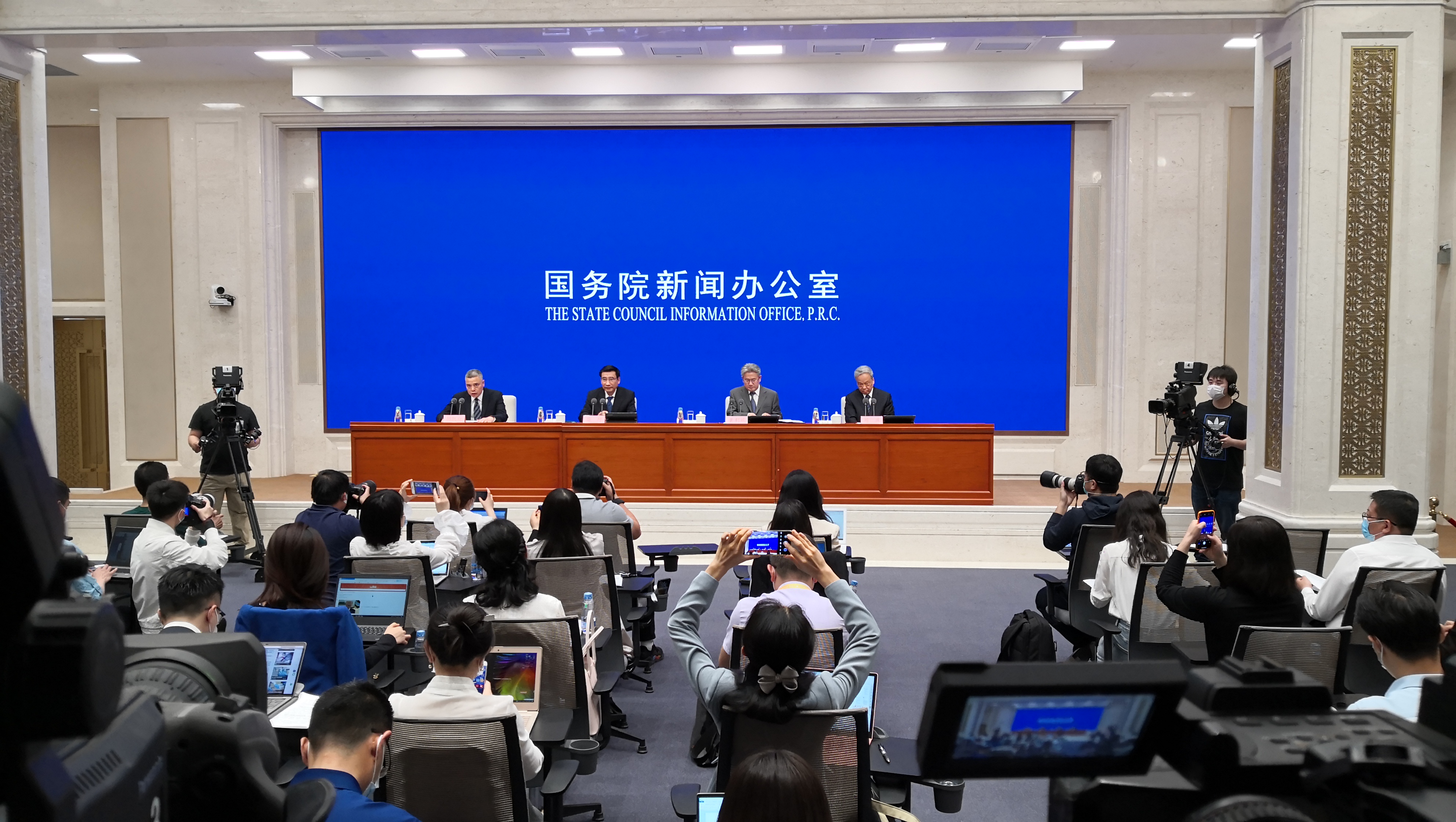 工信部：全国规模以上工业企业平均开工率和复岗率分别回升至99.1%和95.4%