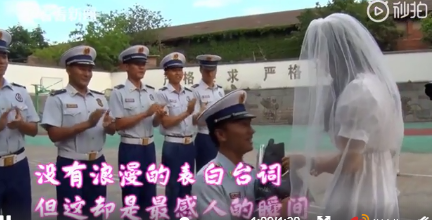 【勇敢追爱】女幼师捧花向消防员男友求婚是怎么回事?战友站在吃狗粮最前线