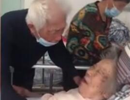 令人泪目!97岁奶奶不肯吃药急哭99岁爷爷 网友:陪伴是最长情的告白