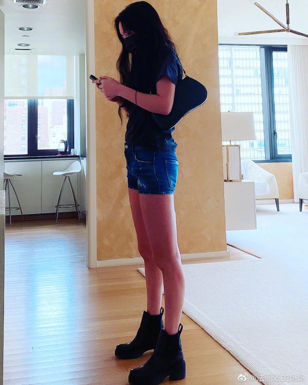 哈文晒照为女儿庆18岁生日：法图麦·李 我永远的女神