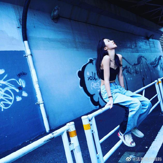 哈文晒照为女儿庆18岁生日：法图麦·李 我永远的女神