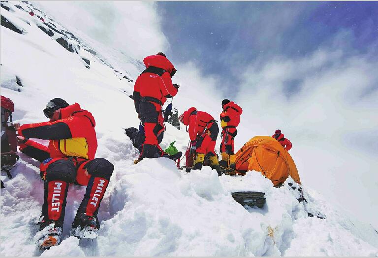 珠峰高程测量登山队撤回前进营地 登顶日期将再调整