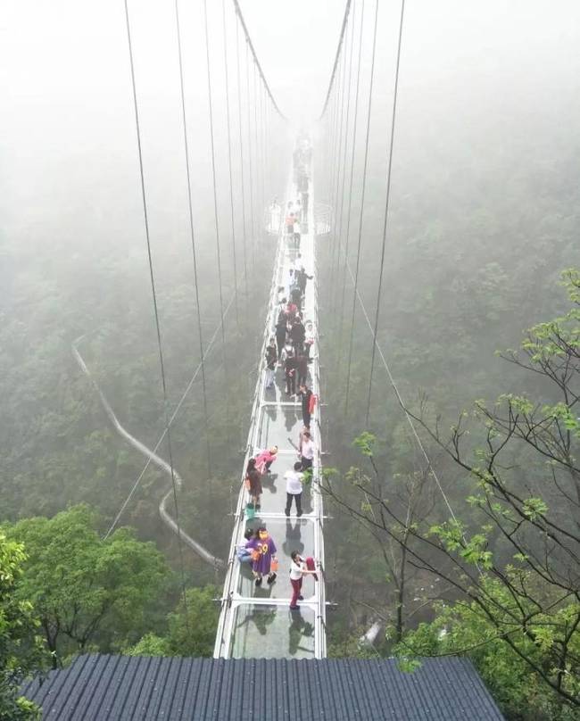 【买家秀与卖家秀】重庆景区回应天空之镜被吐槽说了什么?百万打造的网红地宛如仙境?