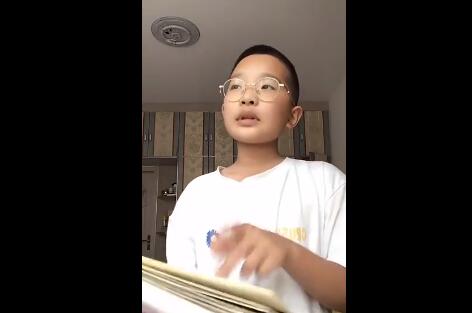 惟妙惟肖！小朋友模仿老师接电话 网友：开学不怕老师吗？