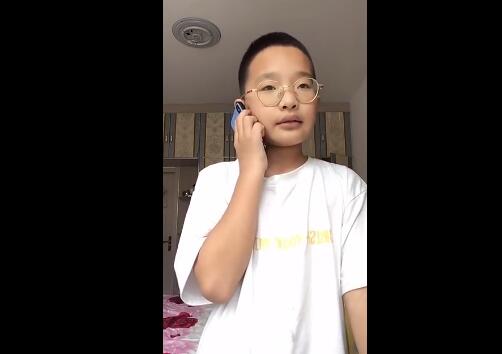 惟妙惟肖！小朋友模仿老师接电话 网友：开学不怕老师吗？