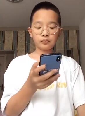 可爱多!小朋友模仿老师接电话 网友:我妈已经三天没打我了