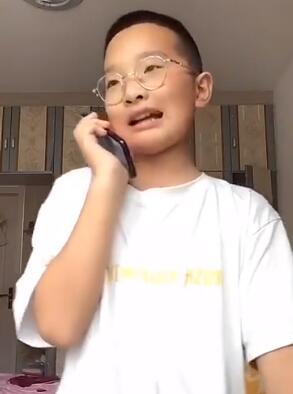 可爱多!小朋友模仿老师接电话 网友:我妈已经三天没打我了