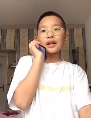 可爱多!小朋友模仿老师接电话 网友:我妈已经三天没打我了