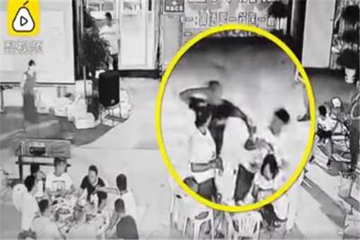 塑料友谊？饭后抢买单被朋友打倒在地 争面子上演全武行