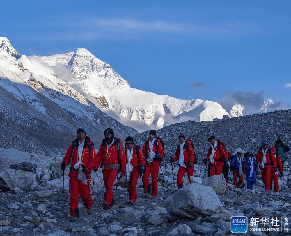 2020珠峰高程测量登山队安全返回珠峰大本营