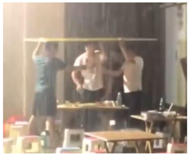 【厉害】男子暴雨中顶纸板喝酒2小时 网友调侃：大雨浇头照常喝