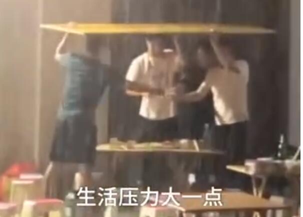 【厉害】男子暴雨中顶纸板喝酒2小时 网友调侃：大雨浇头照常喝