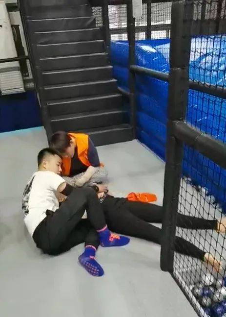 研究生蹦床摔成完全性截瘫:玩“人体炸弹”时,头朝下摔入球池