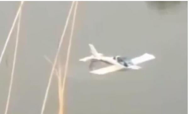 成都小型飞机掉入沱江 人没事,飞机是突发故障,成功迫降