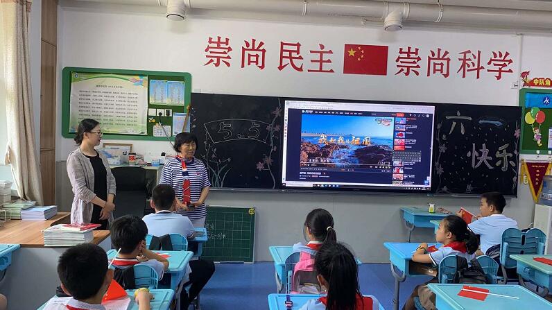 “兵妈妈”齐亚珍来到山师附小与孩子们欢度特别六一——向红领巾讲述26年爱心历程