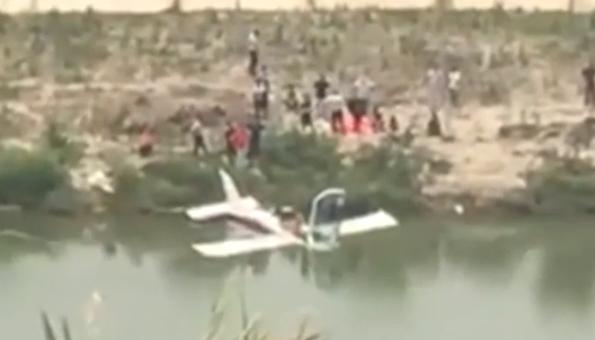 成都小型飞机掉入沱江：飞行中碰到跨江悬索 1名教练和1名学员成功脱险