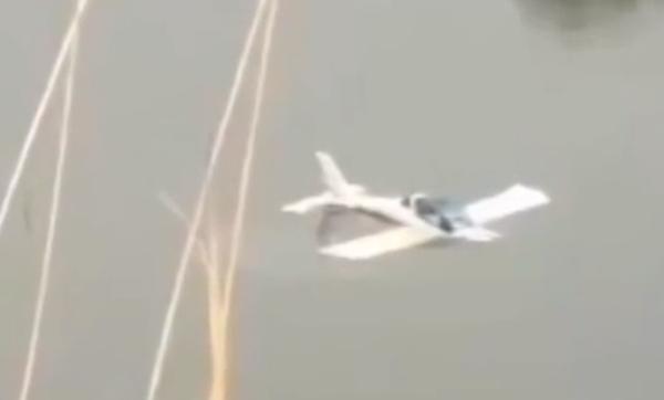 成都小型飞机掉入沱江：飞行中碰到跨江悬索 1名教练和1名学员成功脱险