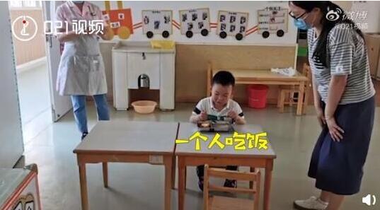 激动的心颤抖的手！幼儿园复学全班只来了1人 老师二对一全程陪伴