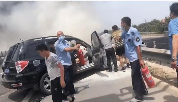 危险一刻!两车相撞爆炸前5分钟人被救出 涉事车辆零件散落在地