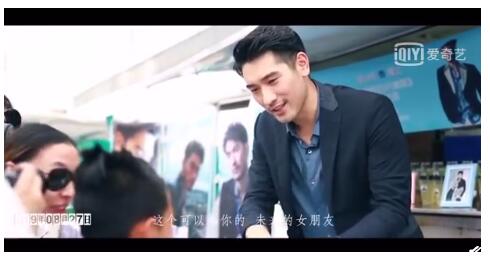 令人泪目!高以翔给每一个探班粉丝送礼物 真的是很美好的人……