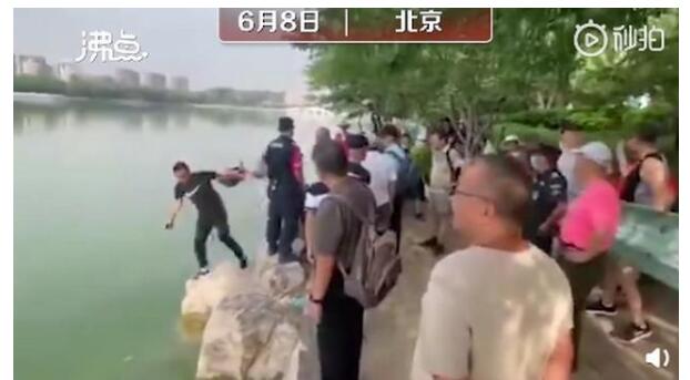 后续来了!工作人员劝阻游客反被推下水 肇事者被列入游园黑名单