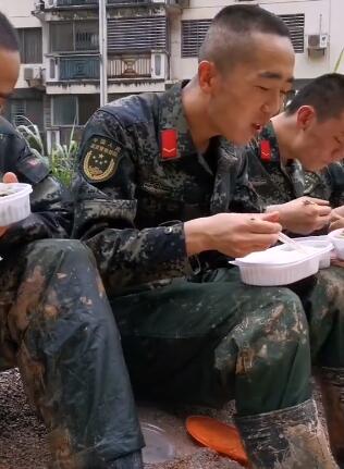 致敬中国军人!救援官兵满身泥泞吃饭 坐在雨水淋湿的泥土地上脸上带着满足的笑容